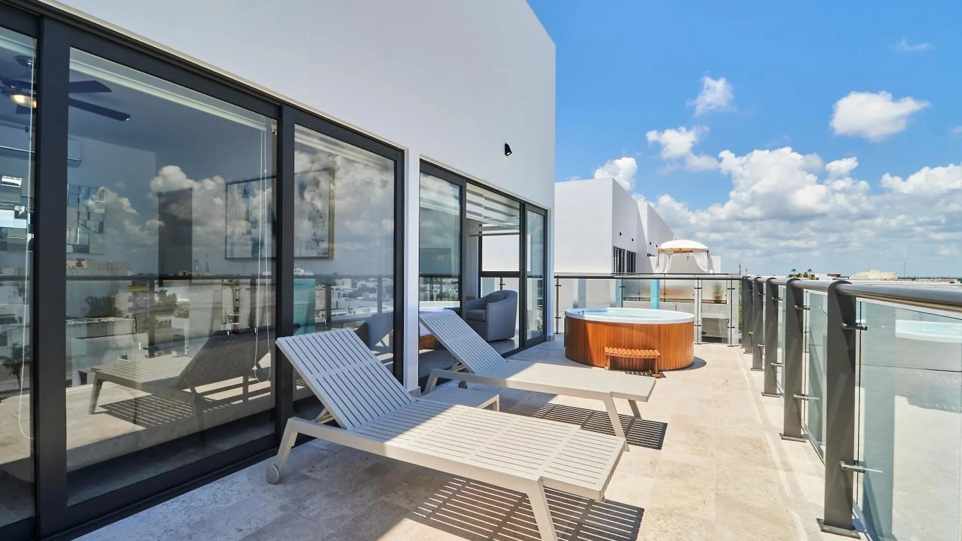 Luxury 2-Story Apt With Jacuzzi Playa del Carmen